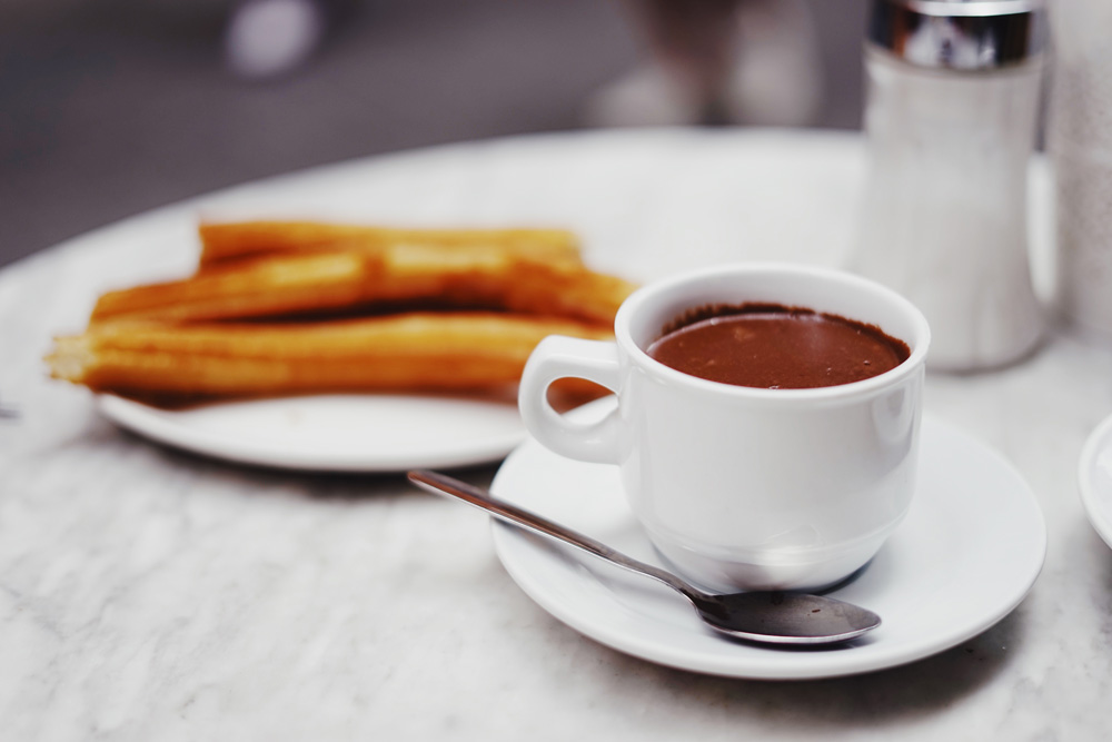 Hay algo mejor que un desayuno español en el centro de Berlín? Arranca el día de la mejor manera con los churros con chocolate| El Colmado