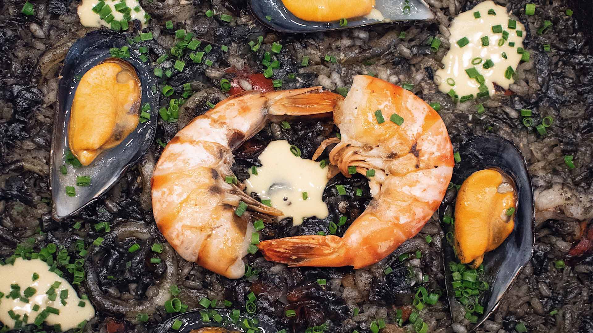 Paella de Arroz Negro